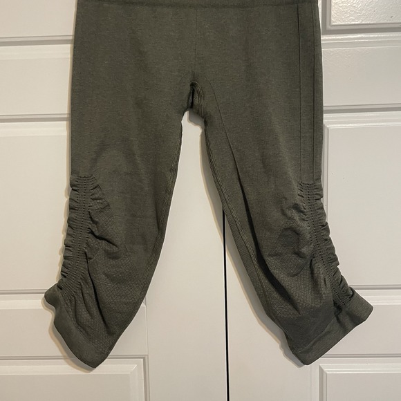 Lululemon Olive Green High Rise Crop‎ Leggings Ruched Bottoms Athleisure - Picture 9 of 10